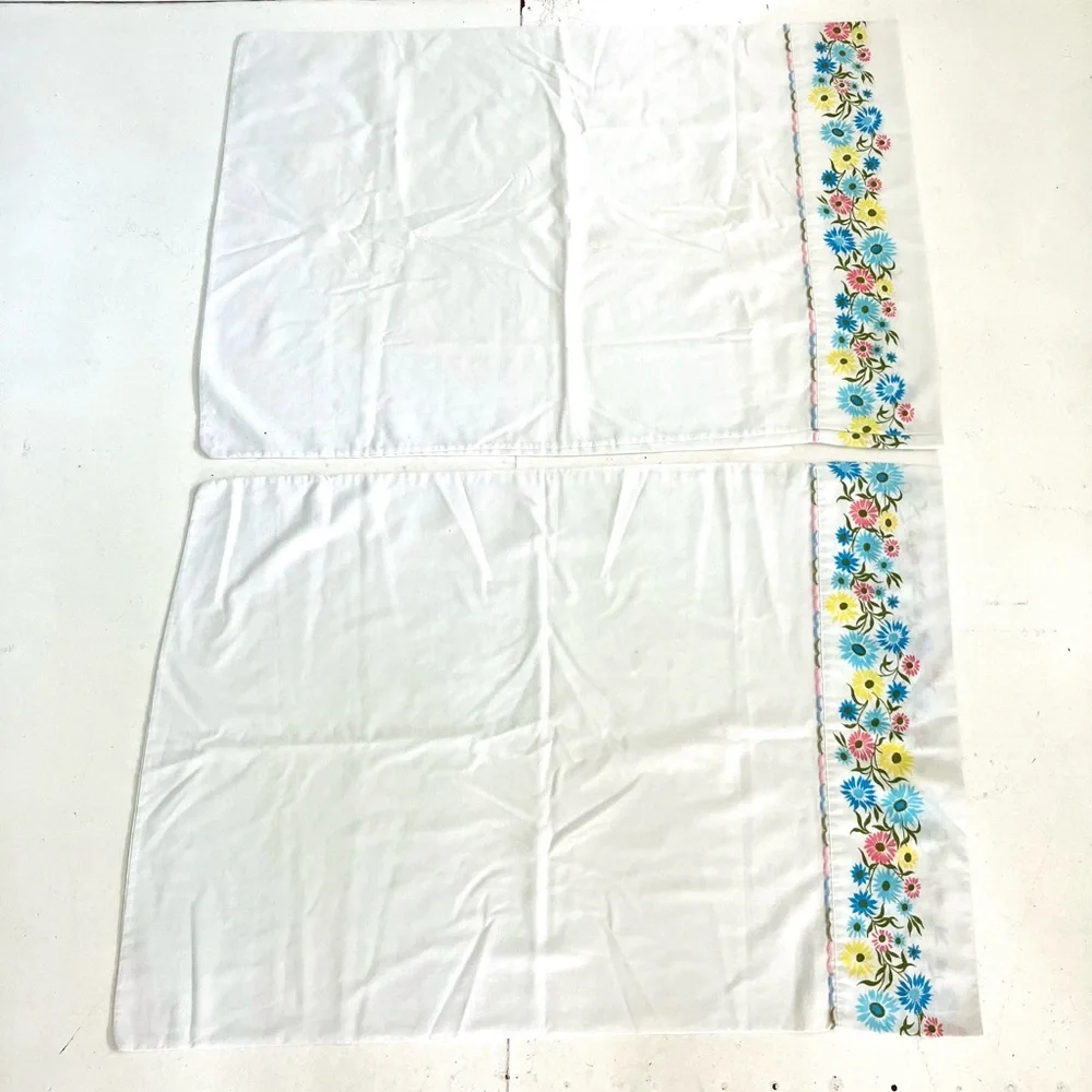 Vintage 60’s rainbow daisy floral flower pillowcases set of 2